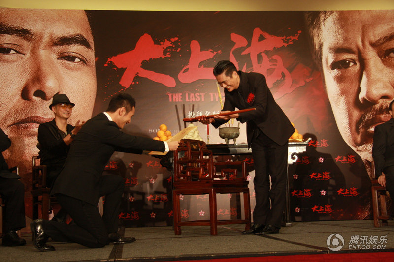 黃曉明下跪拜師周潤(rùn)發(fā) 再現(xiàn)“拜師門”發(fā)哥當(dāng)眾調(diào)侃Baby