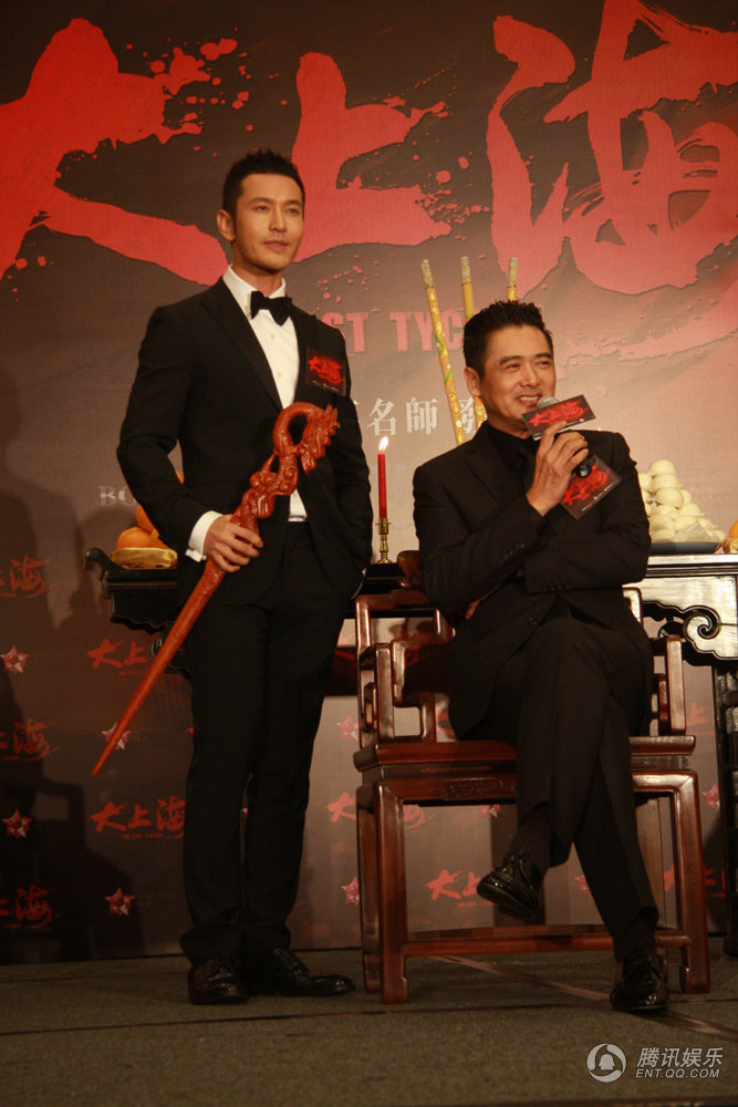 黃曉明下跪拜師周潤(rùn)發(fā) 再現(xiàn)“拜師門”發(fā)哥當(dāng)眾調(diào)侃Baby