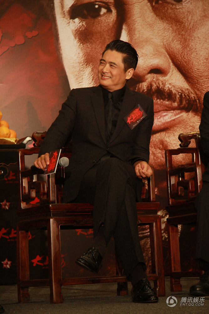 黃曉明下跪拜師周潤發(fā) 再現(xiàn)“拜師門”發(fā)哥當(dāng)眾調(diào)侃Baby