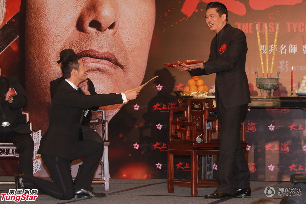 黃曉明下跪拜師周潤發(fā) 再現(xiàn)“拜師門”發(fā)哥當(dāng)眾調(diào)侃Baby