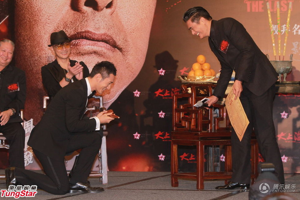 黃曉明下跪拜師周潤(rùn)發(fā) 再現(xiàn)“拜師門(mén)”發(fā)哥當(dāng)眾調(diào)侃Baby