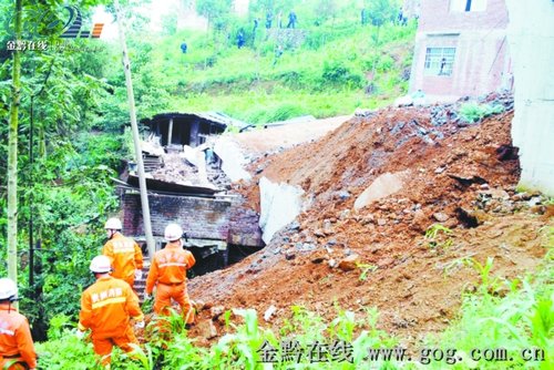 發(fā)現(xiàn)擋土墻開裂，老大娘挨家提醒大伙撤離，自己不幸被重約400噸的垮塌墻體掩埋