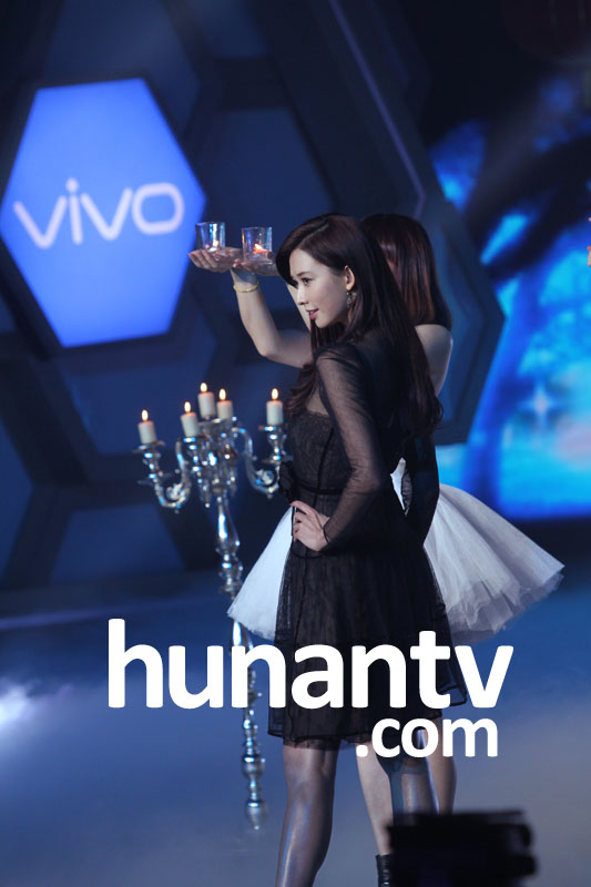 林志玲黑色透視裝秀名模身材 搭何炅肩膀比身高