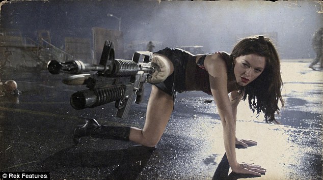 索菲婭新片海報(bào)曝光 雙乳噴火場面香艷火爆