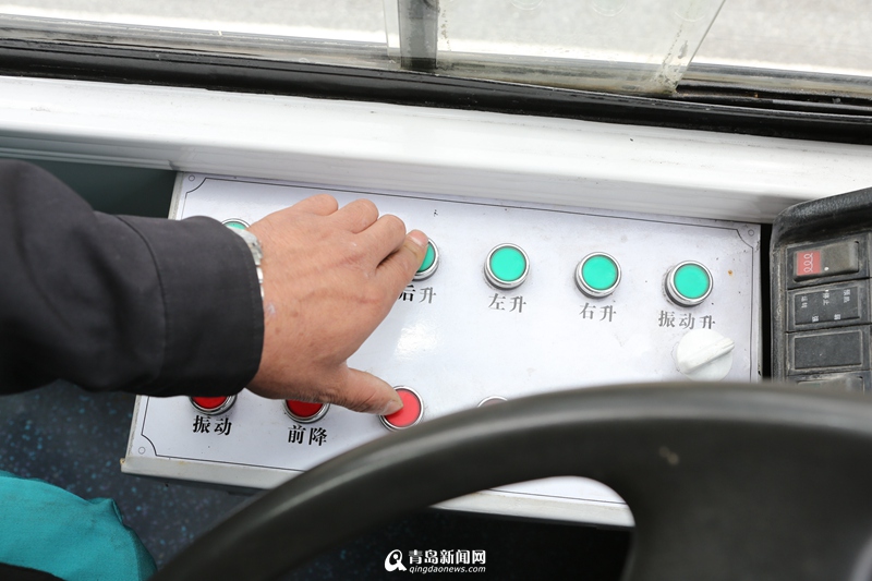 "地震體驗公交車"亮相青島為國內(nèi)首輛 "地震體驗公交車"亮相青島為國內(nèi)首輛