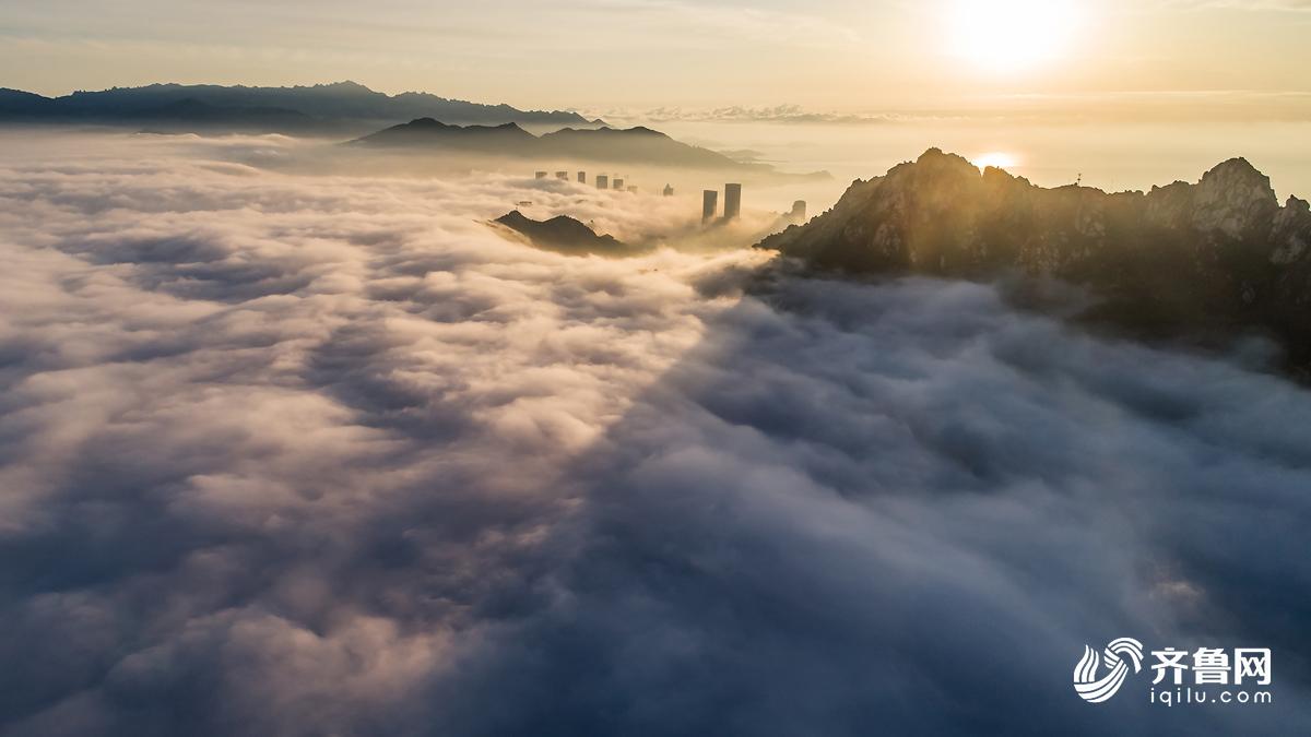 高清:遇見(jiàn)最美青島 平流霧下浮山宛入仙境 高清:遇見(jiàn)最美青島 平流霧下浮山宛入仙境