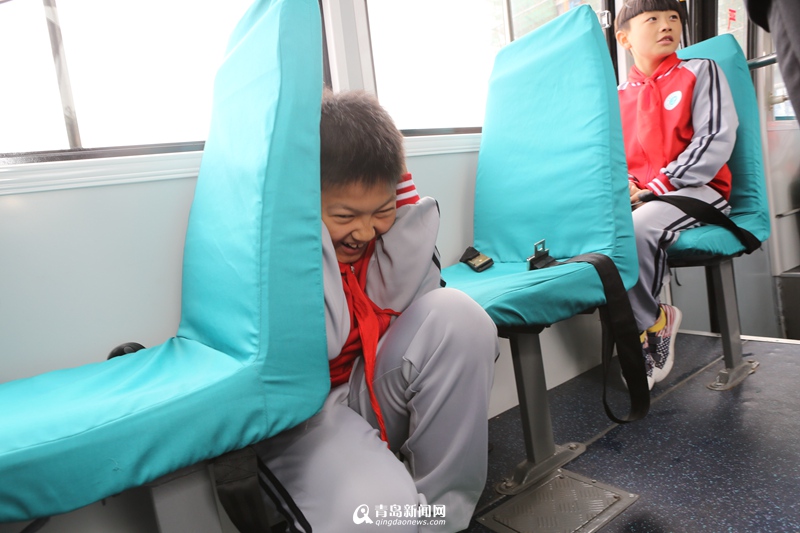 "地震體驗公交車"亮相青島為國內(nèi)首輛 "地震體驗公交車"亮相青島為國內(nèi)首輛