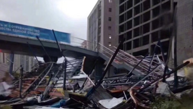 辟謠！福州路的天橋沒(méi)有塌 系一工地板房倒塌(圖)