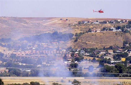 客機20日下午在馬德里機場起飛時滑出跑道起火燃燒，圖為失事現(xiàn)場。