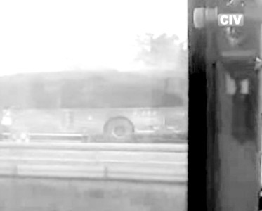 網(wǎng)上流傳的視頻，右側(cè)為安全錘