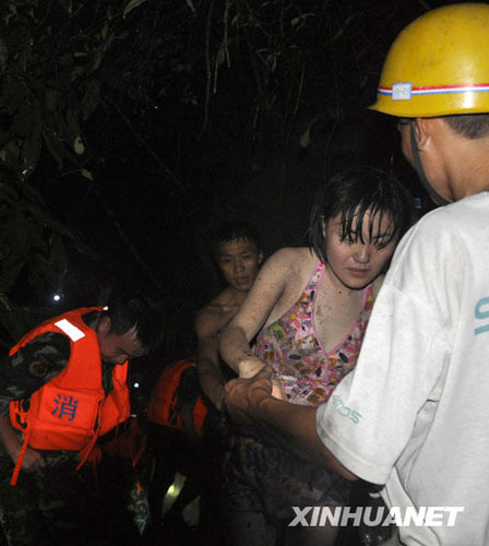 7月11日晚，一名網(wǎng)名叫“四黃”的游客（右二）獲救。新華社發(fā)（李進(jìn)發(fā)攝）