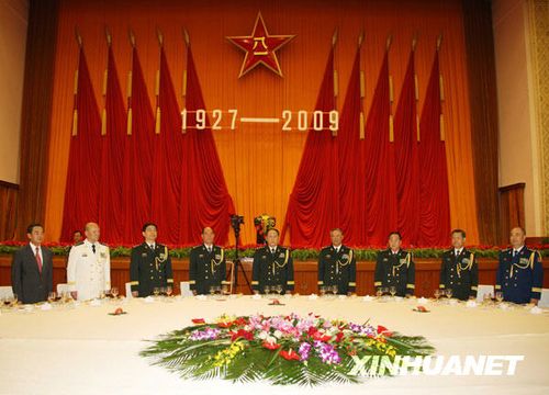 7月31日，中華人民共和國(guó)國(guó)防部在北京人民大會(huì)堂舉行盛大招待會(huì)，熱烈慶祝中國(guó)人民解放軍建軍82周年。新華社記者王建民攝