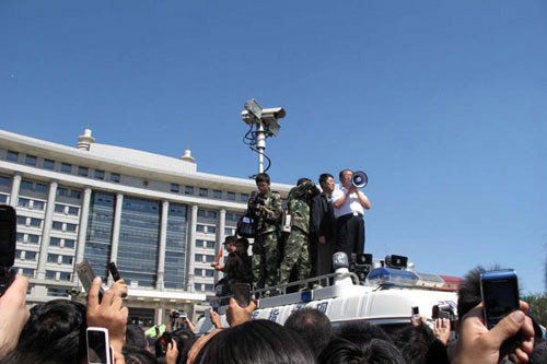 9月3日，烏魯木齊市委書記栗智與群眾對(duì)話。新華社記者 趙戈 攝