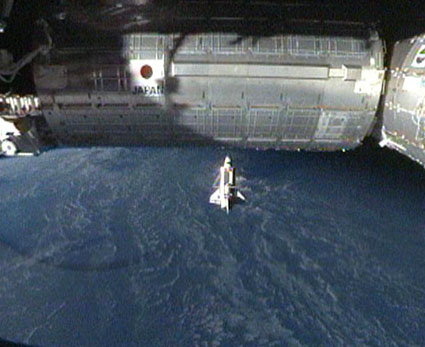 科技時代_發(fā)現(xiàn)號航天飛機(jī)脫離國際空間站開始返航(圖)