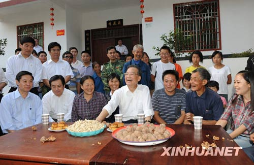 9月24日至26日，中共中央政治局常委、國務(wù)院總理溫家寶來到四川地震災(zāi)區(qū)考察指導(dǎo)災(zāi)后恢復(fù)重建工作，看望慰問廣大干部群眾。這是9月24日，溫家寶在青川縣涼水鎮(zhèn)涼華村災(zāi)后村民新居院內(nèi)向村民了解安居房建設(shè)情況。新華社記者黃敬文攝