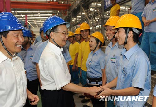 9月24日至26日，中共中央政治局常委、國務(wù)院總理溫家寶來到四川地震災(zāi)區(qū)考察指導(dǎo)災(zāi)后恢復(fù)重建工作，看望慰問廣大干部群眾。這是9月25日，溫家寶在東方汽輪機(jī)有限公司新生產(chǎn)基地看望一線工人。新華社記者黃敬文攝