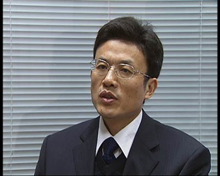 中國(guó)社科院金融所金融市場(chǎng)研究室副主任尹中立稱，土地供應(yīng)減少，與貨幣政策有很大關(guān)系，因?yàn)榈胤秸辛算y行充足的資金供給，對(duì)土地出讓金的依賴程度下降，就不急于賣土地，所以這也是地方政府今年在房地產(chǎn)紅火的情況下，土地供應(yīng)減少的一個(gè)很重要的原因。