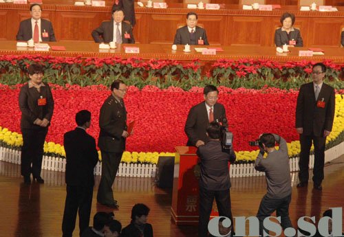 圖為補(bǔ)選為山東省政協(xié)主席的山東省委副書記劉偉在投票。（攝影：張璐）