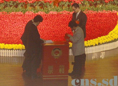 圖為監(jiān)票人和計(jì)票人在統(tǒng)計(jì)投票箱里的票數(shù)。（攝影：張璐）