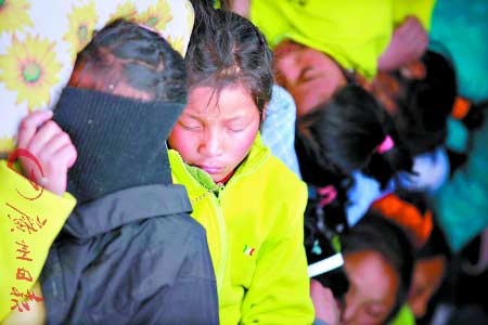吃過午飯，孩子們擠在帳篷里安靜地睡著了。