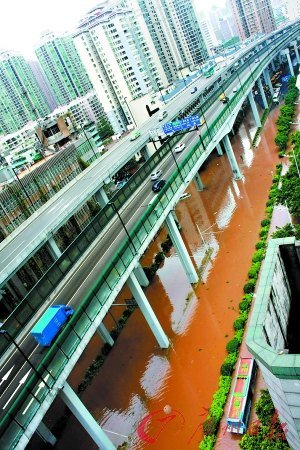 中山一路變成河。 實習(xí)生 胡國球 攝