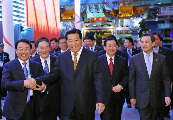 中央領導參觀上海世博園 親身體驗展示區(qū)(組圖)