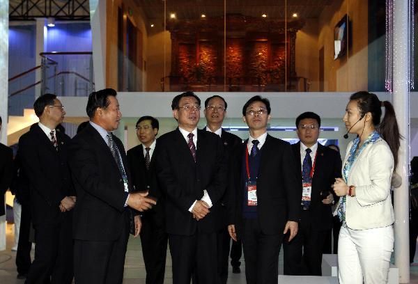 中央領(lǐng)導參觀上海世博園 親身體驗展示區(qū)(組圖)