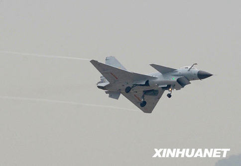 殲-10戰(zhàn)斗機(jī)進(jìn)行飛行表演。