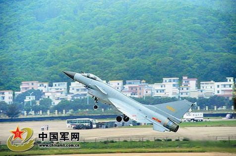 殲-10戰(zhàn)機(jī)正在進(jìn)行飛行表演。