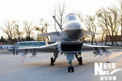 進(jìn)行靜態(tài)展示的國產(chǎn)殲-10戰(zhàn)斗機(jī)。