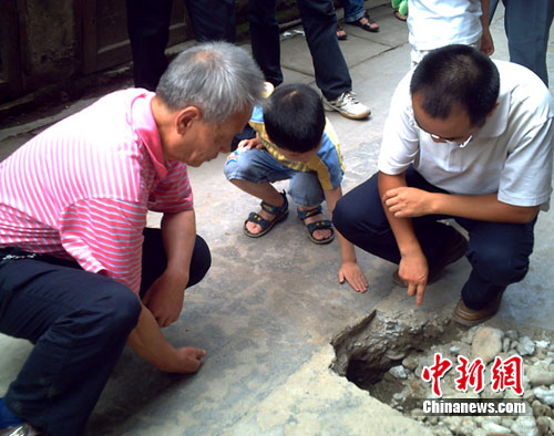 相關(guān)專家現(xiàn)場察看了解情況。 李慶 攝