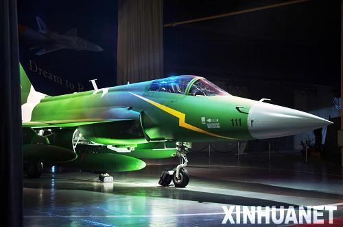 11月23日，在巴基斯坦旁遮普省的卡姆拉，梟龍（JF-17）飛機(jī)亮相下線儀式。當(dāng)日，首架在巴基斯坦境內(nèi)制造的梟龍（JF-17）飛機(jī)在距巴首都伊斯蘭堡西北約60公里的巴基斯坦飛機(jī)制造廠成功下線。梟龍飛機(jī)是中巴聯(lián)合投資研發(fā)的先進(jìn)多用途輕型戰(zhàn)斗機(jī)，是兩國(guó)重要的合作項(xiàng)目。新華社記者李敬臣攝