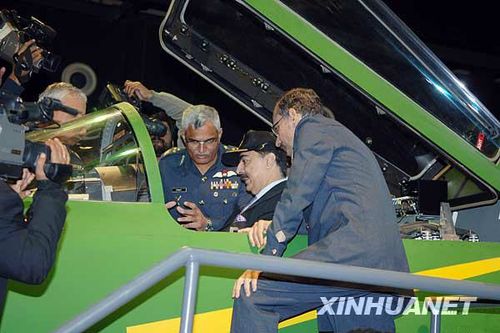 11月23日，在巴基斯坦旁遮普省的卡姆拉，巴基斯坦總理吉拉尼（右二）坐在梟龍戰(zhàn)機(jī)飛行員駕駛艙中聽取介紹。新華社記者李敬臣攝