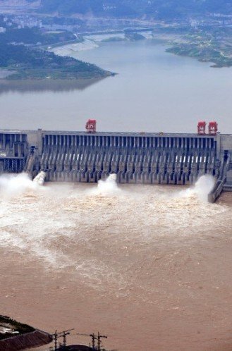 7月17日下午，三峽大壩開啟4個(gè)泄洪深孔和1個(gè)排漂孔，將出庫(kù)流量由32000立方米/秒增大到34000立方米/秒以下泄洪水。新華社發(fā)（鄭家裕 攝）