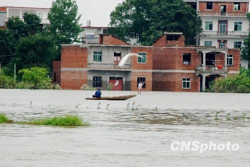 強暴雨襲擊引發(fā)嚴重內(nèi)澇 百余城市一度進水