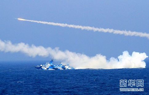 7月初，由海軍東海艦隊(duì)數(shù)十艘艦艇和十余架戰(zhàn)機(jī)組成的大型?？站庩?duì)，在東海某海域進(jìn)行?？諏?shí)兵實(shí)彈演練。圖為新型導(dǎo)彈艇發(fā)射導(dǎo)彈時(shí)的壯觀情景。 新華社記者 查春明 攝