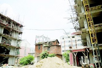 釘子戶(hù)用9條狼狗看門(mén)4個(gè)攝像頭監(jiān)控 6年不倒