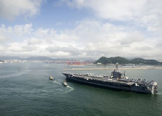 7月21日，參加韓美聯(lián)合軍事演習(xí)的美國航空母艦“喬治·華盛頓”號當日抵達韓國釜山港。