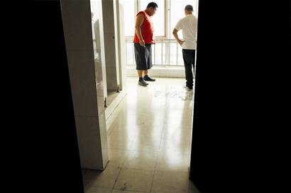 湖北億萬(wàn)富翁天津墜樓 警方排除他殺遭質(zhì)疑