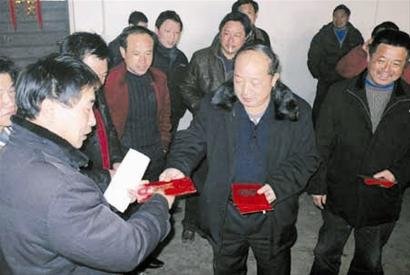 湖北億萬(wàn)富翁天津墜樓 警方排除他殺遭質(zhì)疑