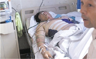 女子駕車碾壓農(nóng)民工后多次返回現(xiàn)場沖撞人群(圖)