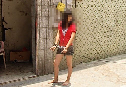 近日，廣東東莞警方開展了“創(chuàng)平安、迎亞運(yùn)”的掃黃行動(dòng)，其中一組賣淫女赤腳游街的照片在網(wǎng)上引起熱議。從相片所見，兩名穿著時(shí)尚的涉嫌賣淫女，不但赤腳，且戴著手銬，背后還被繩子牽著，像是在指認(rèn)現(xiàn)場(chǎng)。