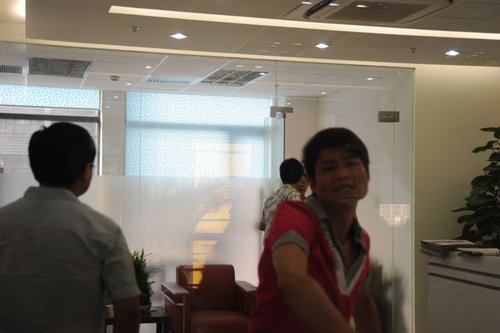 自稱霸王公司經理男子帶人上門打記者(組圖)