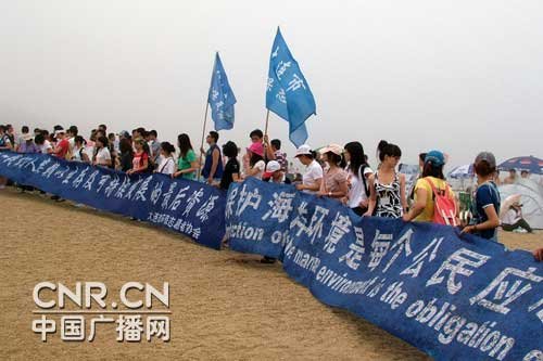 上萬(wàn)市民海邊清污保衛(wèi)大連 各地市民快遞頭發(fā)