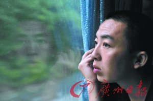 昨天凌晨4時，許霆從床鋪起來坐在窗邊直到天明。