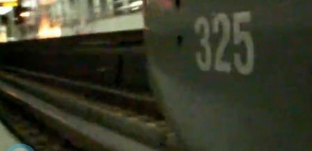 男子起身準(zhǔn)備跨過軌道。截頻圖