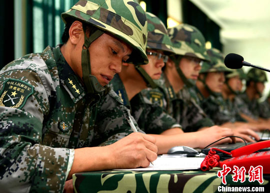 8月3日，代號為“前衛(wèi)--2010”的濟南戰(zhàn)區(qū)防空部隊“單元合成”演練，在魯豫兩省拉開帷幕，軍區(qū)指揮部研究“戰(zhàn)況”。中新社發(fā) 宋吉河 攝