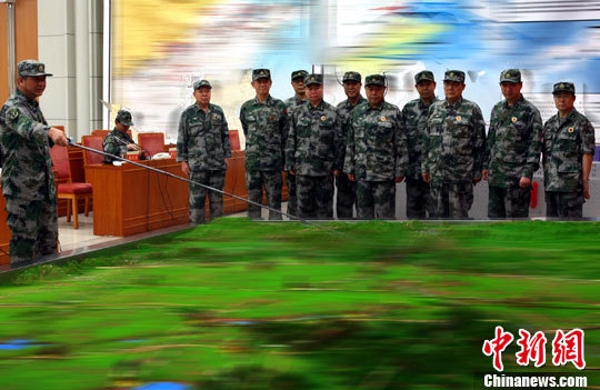 8月3日，代號為“前衛(wèi)--2010”的濟南戰(zhàn)區(qū)防空部隊“單元合成”演練，在魯豫兩省拉開帷幕，軍區(qū)指揮部研究“戰(zhàn)況”。中新社發(fā) 宋吉河 攝