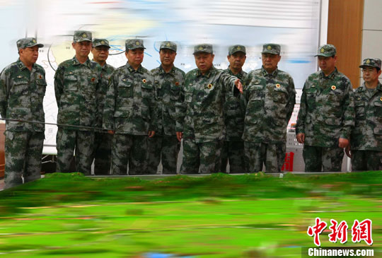 8月3日，代號(hào)為“前衛(wèi)--2010”的濟(jì)南戰(zhàn)區(qū)防空部隊(duì)“單元合成”演練，在魯豫兩省拉開(kāi)帷幕，軍區(qū)指揮部研究“戰(zhàn)況”。中新社發(fā) 宋吉河 攝