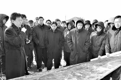 2010年1月，渤海海峽跨海通道課題組成員和國家發(fā)改委、交通運(yùn)輸部、鐵道部等國家部委研究人員共同到蓬萊考察、調(diào)研工程線路、登陸地點(diǎn)。左二為蓬萊市市長張代令，左七為渤海海峽跨海通道課題組副組長、魯東大學(xué)副校長、環(huán)渤海發(fā)展研究中心主任柳新華教授。資料照片